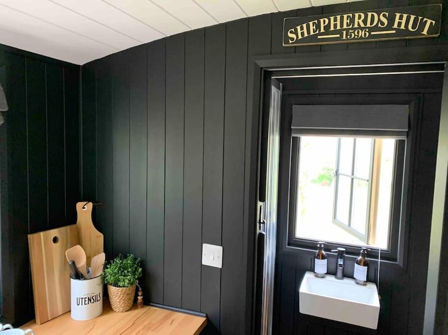 Cornwall Woodland Shepherd'S Hut - Dennis Hut 博德明 外观 照片